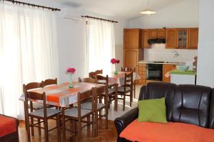 Ett kök eller pentry på Apartments with a parking space Kastel Stafilic, Kastela - 5219