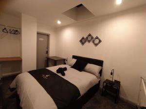 Giường trong phòng chung tại Black Pearl Luxury Apartments