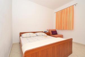 Postel nebo postele na pokoji v ubytování Apartments with parking spaces Arbanija, Ciovo - 5228