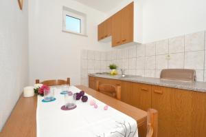 Kuchyň nebo kuchyňský kout v ubytování Apartments with parking spaces Arbanija, Ciovo - 5228