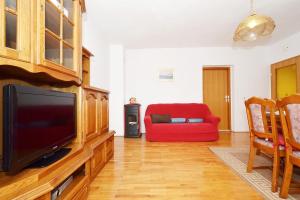 TV a/nebo společenská místnost v ubytování Apartments with parking spaces Arbanija, Ciovo - 5228
