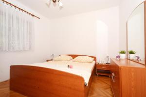 Postel nebo postele na pokoji v ubytování Apartments with parking spaces Arbanija, Ciovo - 5228