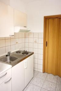 Kuchyň nebo kuchyňský kout v ubytování Apartments with parking spaces Arbanija, Ciovo - 5228 + 37 fotografií