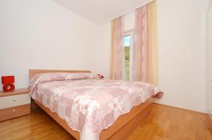 Postel nebo postele na pokoji v ubytování Apartments with parking spaces Arbanija, Ciovo - 5228