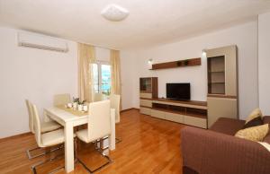 TV a/nebo společenská místnost v ubytování Apartments with parking spaces Arbanija, Ciovo - 5228