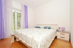 Postel nebo postele na pokoji v ubytování Apartments with parking spaces Arbanija, Ciovo - 5228