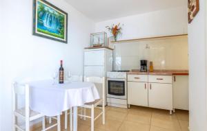 eine Küche mit einem Tisch und einer Flasche Wein in der Unterkunft Beautiful Apartment In Pisak With House Sea View in Pisak