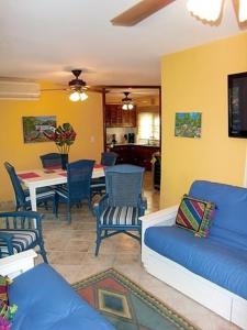 ein Wohnzimmer mit einem blauen Sofa und einem Tisch in der Unterkunft Beautiful Apartment with Terrace in Isla Contadora