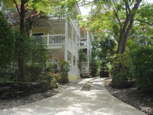 a house with a walkway in front of it at Beautiful Apartment with Terrace in Contadora