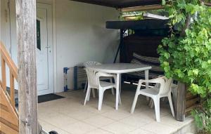einen weißen Tisch und Stühle auf einer Terrasse in der Unterkunft Ferienhaus Bellin 59 in Bellin