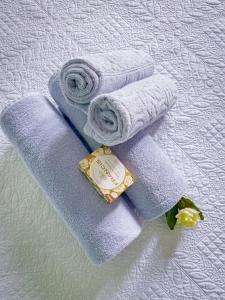 ブジオスにある1 Quarto Pra 2 Búziosのベッドにタオルを2枚敷いています。