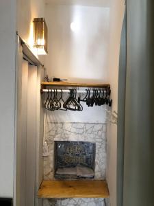 a room with a fireplace and a shelf with wine racks at Apartamento inteiro em Morro de São Paulo- Flats Maré mansa in Morro de São Paulo