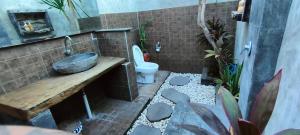 un bagno con lavandino e WC di Yogi Beach Cabin ad Amed