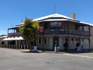 a building on the side of a street at Cornwall Hotel in Moonta