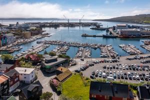 uma vista aérea de uma marina com um grupo de barcos em Downtown - Retro Decor - Stunning Views - Terrace em Tórshavn