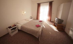 Säng eller sängar i ett rum på Apartments by the sea Seline, Paklenica - 6531