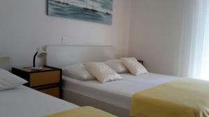 Postel nebo postele na pokoji v ubytování Apartments and rooms by the sea Seline, Paklenica - 6440