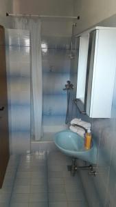 Koupelna v ubytování Apartments and rooms by the sea Seline, Paklenica - 6440 + 37 fotografií