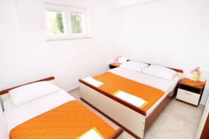 1 Schlafzimmer mit 2 Betten und einem Fenster in der Unterkunft Apartments with a parking space Seline, Paklenica - 6603 in Starigrad-Paklenica