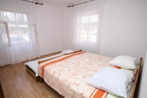 En eller flere senge i et værelse på Apartments with parking space Seline, Paklenica - 6604