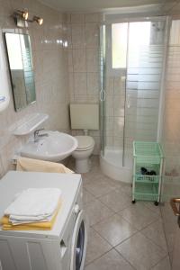 Et badeværelse på Apartments with parking space Seline, Paklenica - 6604