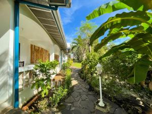 una pasarela junto a un edificio con patio en Lapu-Lapu Cottages & Restaurant, en Mactan