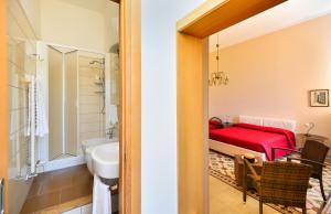 een badkamer met een wastafel en een bed in een kamer bij Balcone su Otranto in Otranto