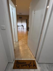 a hallway with a welcome mat on the floor at 9 de Julio Apart in Concepción del Uruguay