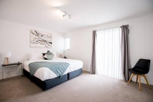Säng eller sängar i ett rum på Chic Hobart Townhouse sleeps 9 - perfect location