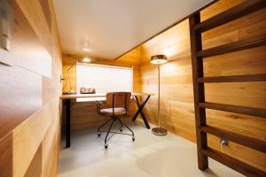 a home office with a desk and a chair at the circle apartment in Shima