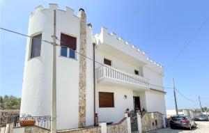 uma casa branca com uma torre em 1 Bedroom Amazing Apartment In Castro em Minervino di Lecce