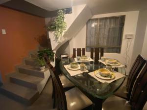 蒙圭的住宿－Hospedaje Aquitoy Sanoha，一间带桌椅和楼梯的用餐室