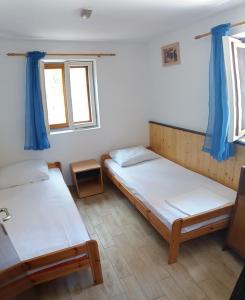 Postel nebo postele na pokoji v ubytování Secluded fisherman's cottage Cove Matuskovica, Pasman - 11343