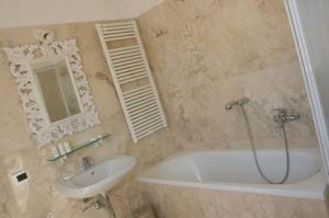 Koupelna v ubytování Hotel Bagni Lido + 28 fotografií