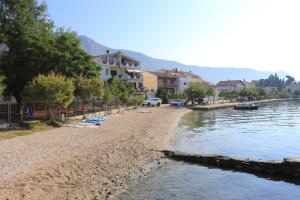 ein Strand neben einem Wasserkörper mit Häusern in der Unterkunft Apartments with a parking space Kastel Kambelovac, Kastela - 11755 in Kaštela