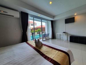 Postel nebo postele na pokoji v ubytování Retreat Resort Pattaya