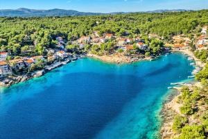 Vrbanj的住宿－Apartments by the sea Basina, Hvar - 11923，享有河流和城镇的空中景色