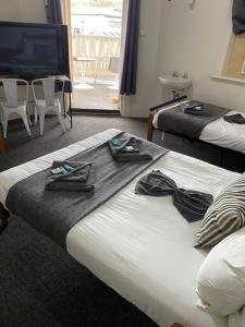 Ένα ή περισσότερα κρεβάτια σε δωμάτιο στο Cornwall Hotel