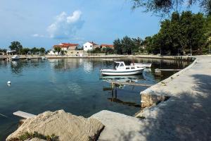 un barco está atracado en un cuerpo de agua en Apartments with a parking space Kastel Sucurac, Kastela - 12815, en Kaštela