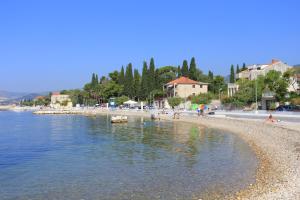 Fotografie z fotogalerie ubytování Apartments by the sea Kastel Luksic, Kastela - 12872 v destinaci Kaštela