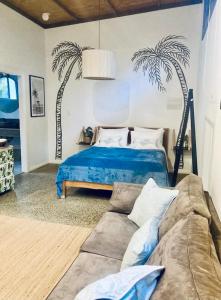 um quarto com uma cama com palmeiras na parede em Coastal bush gateway nr South West Rock Beach em Arakoon
