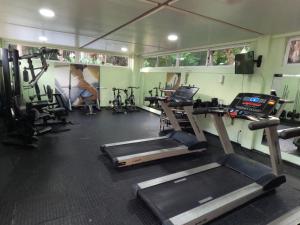 une salle de sport avec plusieurs machines à bande de roulement et un simulateur dans l'établissement Gran Lençóis Flat Barreirinhas Apt 509, à Barreirinhas