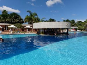 una gran piscina con un edificio en el fondo en Gran Lençóis Flat Barreirinhas Apt 509, en Barreirinhas