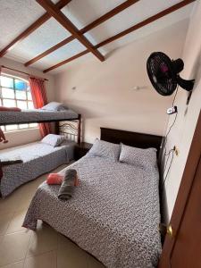 een slaapkamer met 2 stapelbedden en een lamp bij Anapoima -Liberia in Anapoima