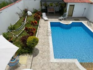 a swimming pool in a yard next to a house at Anapoima -Liberia in Anapoima