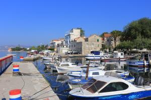 Fotografia z galérie ubytovania Apartments by the sea Kastel Kambelovac, Kastela - 14364 v destinácii Kaštela
