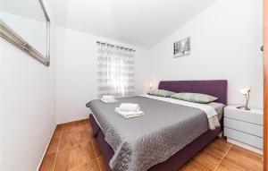 Postel nebo postele na pokoji v ubytování Two-Bedroom Apartment In Poljica