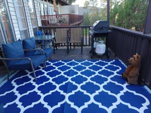 Μπαλκόνι ή βεράντα στο Huge Ruidoso Retreat with Game Room, Pool, 2 Balconies, 2 Kitchens - Sleeps 17!
