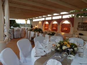 Reštaurácia alebo iné gastronomické zariadenie v ubytovaní Villa Vravrona Tower & Suites + 37 fotografií