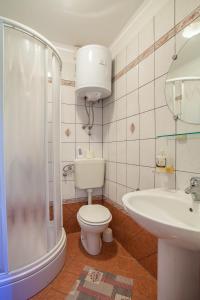 a bathroom with a toilet and a sink and a shower at Rooms with a parking space Cres - 2512 in Cres
